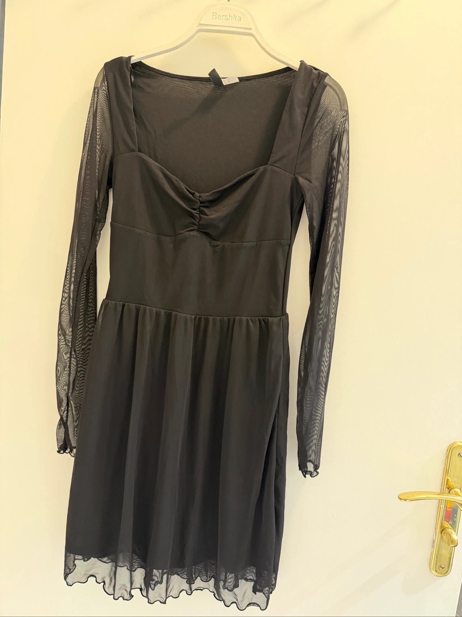 Robe noire courte à manches longues